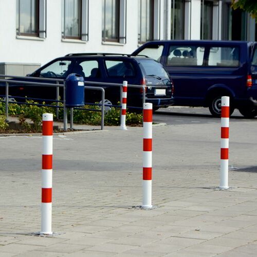 Parkeerpalen in de vaste uitvoering. Rond 76 mm.